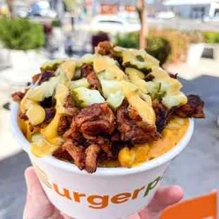 Vegan Macaroni &amp; Cheese Bowl with seasonal bbq pulled patch, pickles and hunny mustard sauce