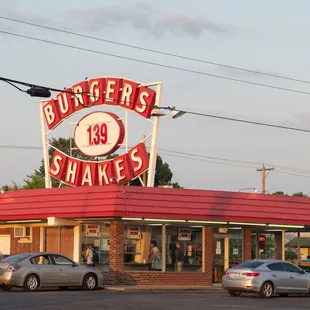 cars parked in front of a diner