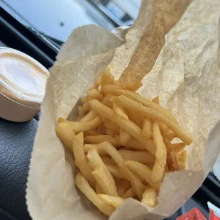 Burger Stevens - fries and fancy sauce