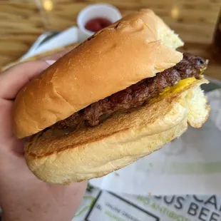 Kids burger w ketchup, mustard and onion