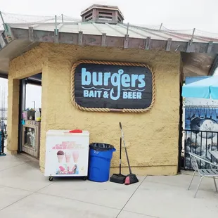 the outside of a restaurant