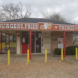 e front of a restaurant