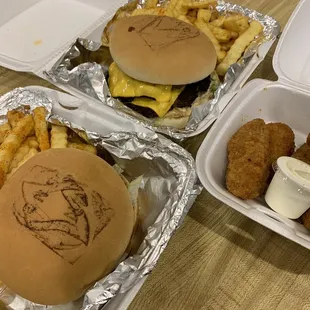2 burgers and jalapeño popper