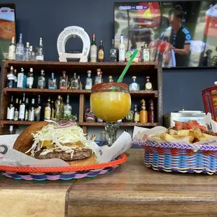 Al Pastor Burger Chile con Queso Fries
