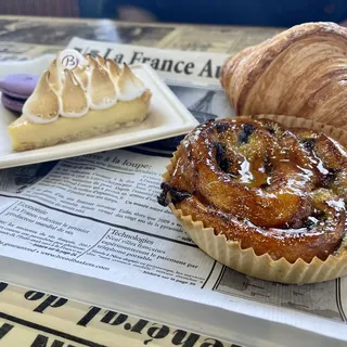 Blueberry Lavender macaron