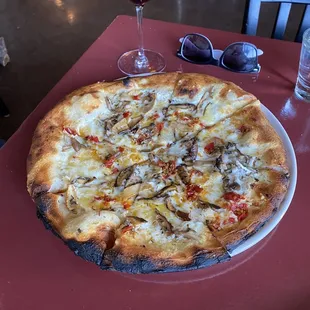 Mushroom Garlic pizza.