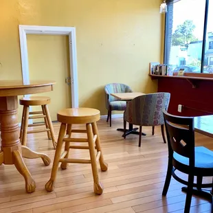 a table and chairs in a coffee shop