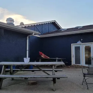 the outside of the restaurant