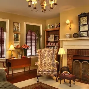 The Graves' Suite private living room.