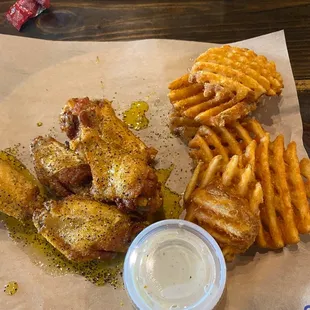Lemon pepper wings w/fries