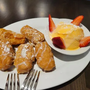 Coconut custard with mango icecream