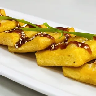 Deep-fried yellow bean tofu with chili sauce.