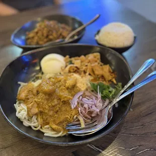 nan gyi thoke noodles