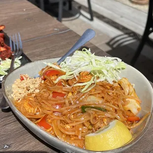 Burma House Noodles Chicken