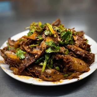 a plate of beef and broccoli