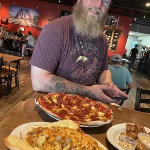 Pizza, Buffalo Mac and cheese and Cajun wings!