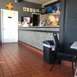 Dinning room clean and well kept