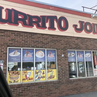 Para un rico desayuno un buen menudo, una torta de carne azada y un buen burrito de carne azada.