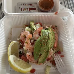 Tostada mixta de camarones y ceviche. Mixed tostada with shrimp and ceviche (fish).