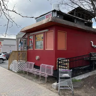 the outside of a restaurant