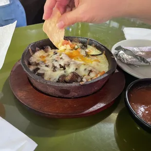 Queso flameado con carné