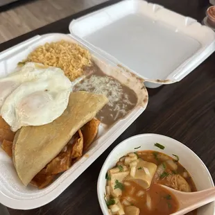 Chilaquiles rojo, menudo