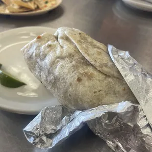 The best burrito ever fry fish burrito, beans, cheese, sour cream, lettuce, pico de gallo. Si le agregas la salsa verde de los Nachos mejor
