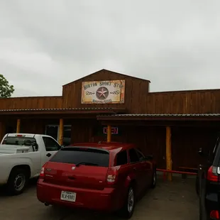 Small town convenience/grocery store, gas station and cafe. Excellent old fashion homemade hamburger!