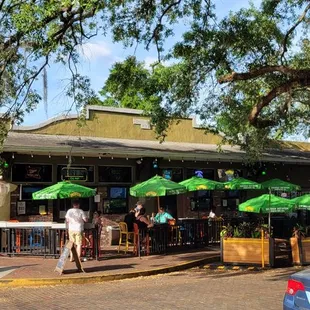 the outside of a restaurant