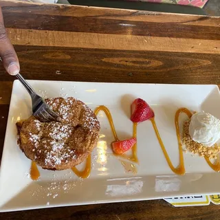 Mini Apple Pie w/ Vanilla Ice Cream