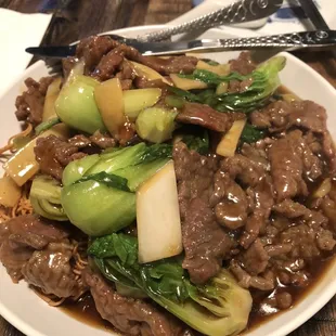 Crispy noodles with beef
