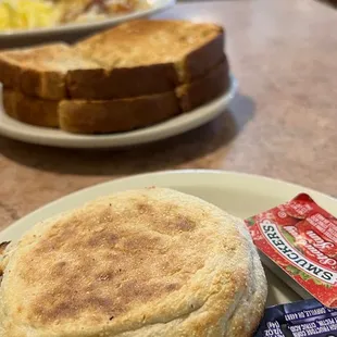 a plate of breakfast food