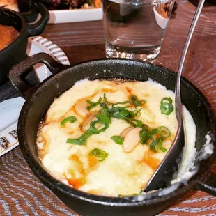 CHEESY GRITS scallions, spicy whiskey honey (7/10)