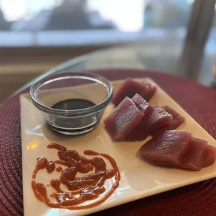 Sashimi w sriracha wasabi soy sauce