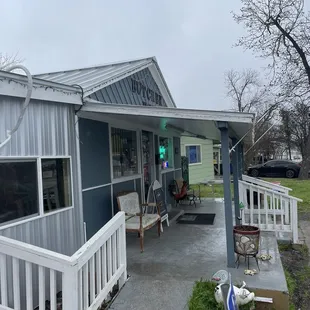 the outside of the restaurant