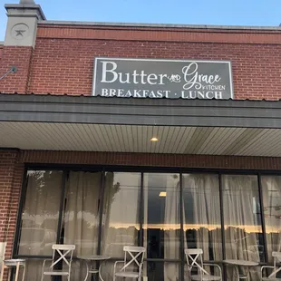 the outside of a restaurant