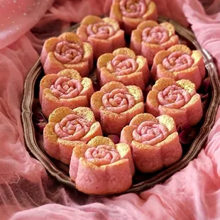 Rose Macaroons (eggless)