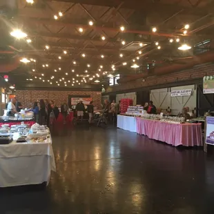 a large room full of people