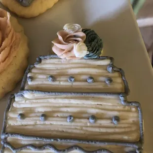 This two tier cake cookie is simply adorable!