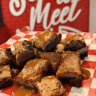 a plate of brownies