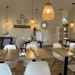 Cute dining area. Well lit and decorated.