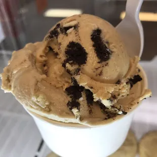 Huge SINGLE scoop! Allowed to do 2 flavors: butterdoodle (butterscotch and snickerdoodle cookies) and caramel Oreo