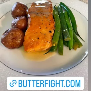Roasted garlic red potatoes- pan sear Wild caught salmon with a beurre blanc sauce - sautéed green beans