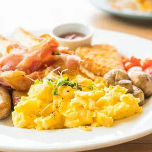 a plate of breakfast food