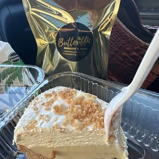 Lemon icebox pie (to go) Gold bag: butter cookies