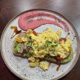 Avocado toast but asked for the eggs to be scrambled instead :) yummmmmmm