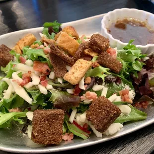 Spring salad with bacon bits, cheese, croutons and vinaigrette.