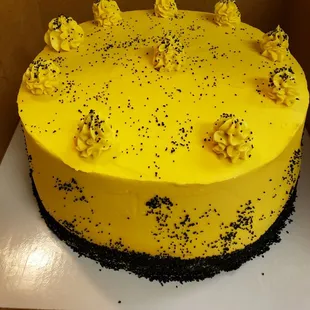 Black and yellow marble cake