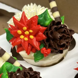 Expertly decorated holiday cupcake!