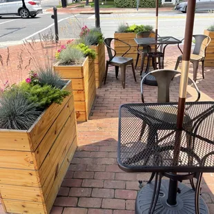 Outdoor seating for Buzz Bakeshop